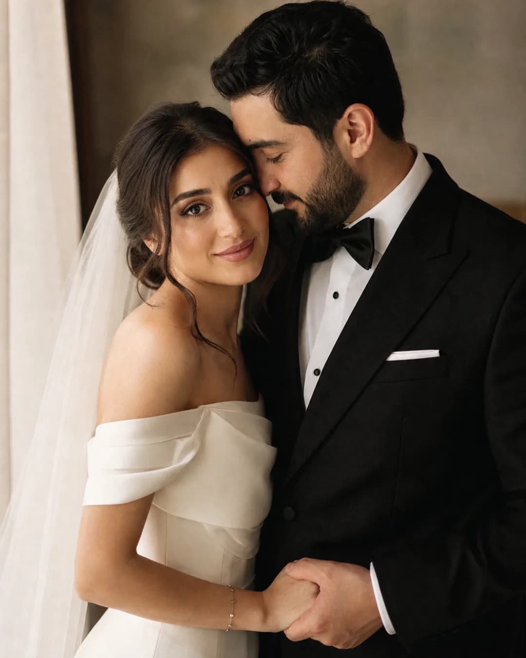 Toy günündə yaxın dayanan azərbaycanlı gəlin və bəy