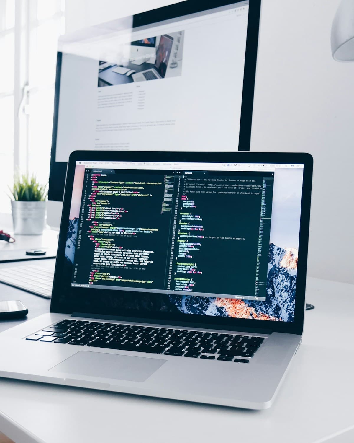 Kod yazılan müasir developer iş masası