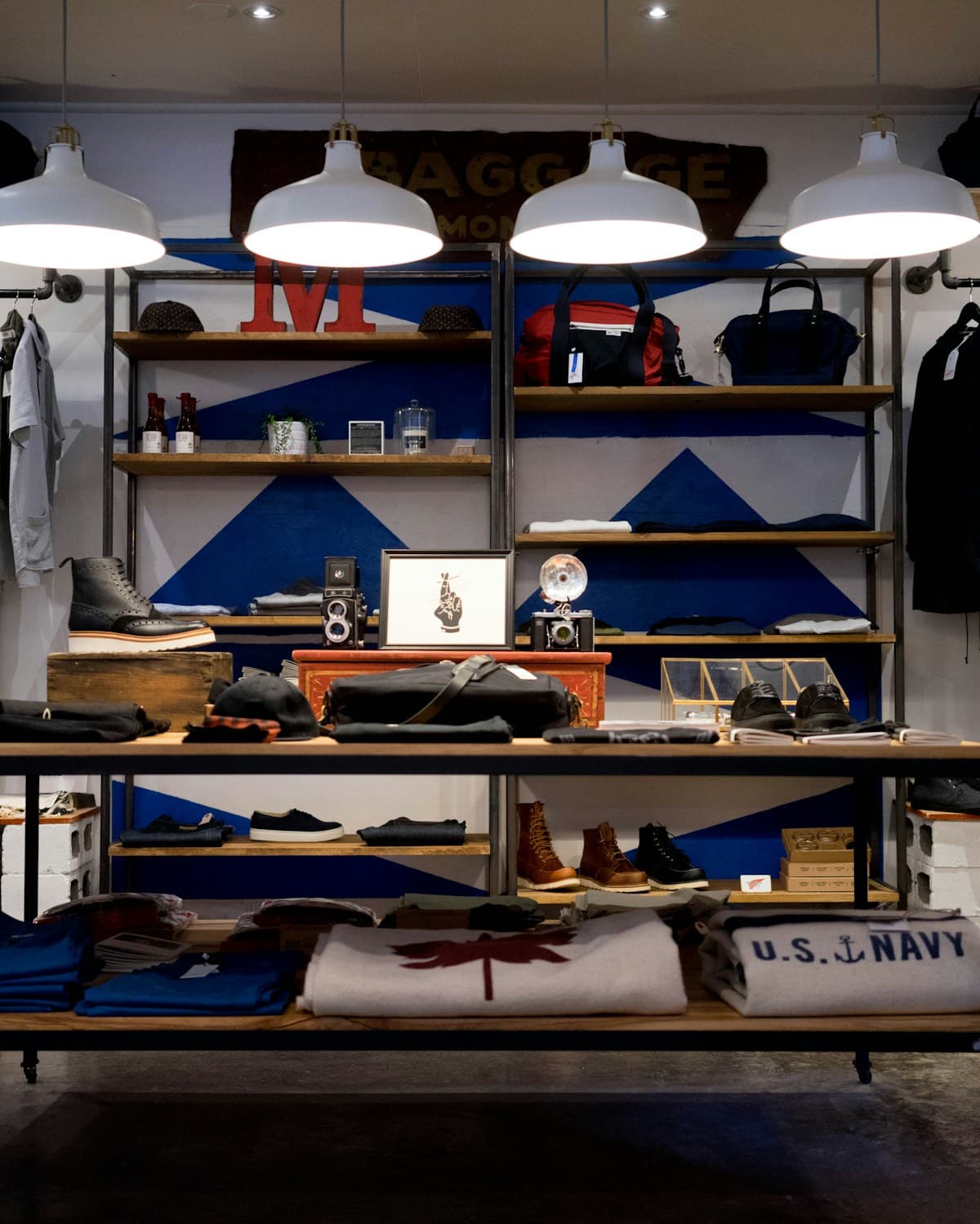 Minimal və müasir moda mağazasının interyeri