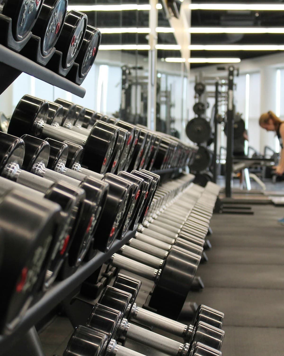 Müasir fitnes zalında güc məşqi